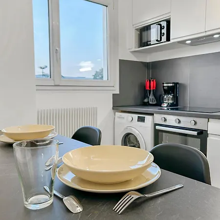 Balcon Lumineux Et Cuisine Equipee *